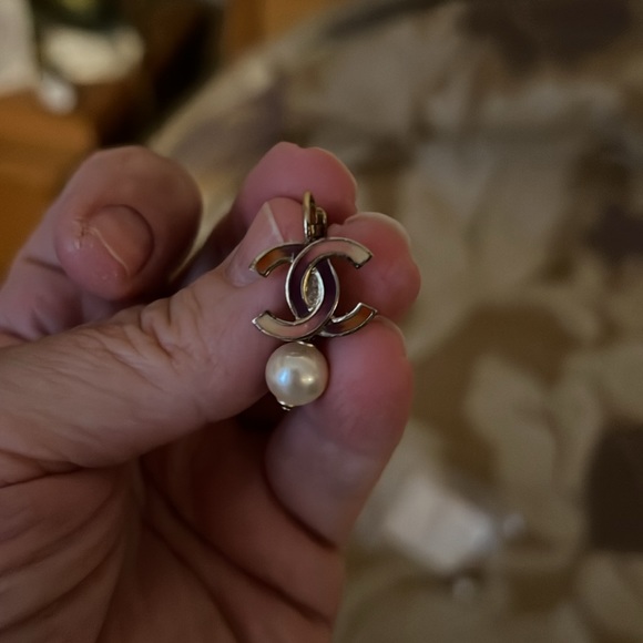 Vintage Chanel Leverback Pearl drop Earrings - Picture 2 of 5